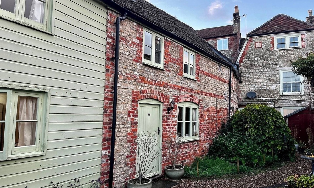 Warminster House | Charming Grade 2 Cottage w/Garden in Warminster