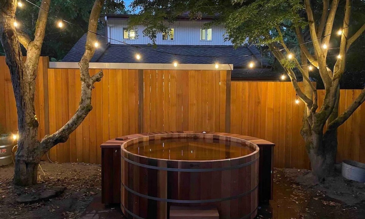 Wallingford House | Charming Green Lake Craftsman – Hot Tub, AC, Dog Friendly, Walk to Lake & Cafés