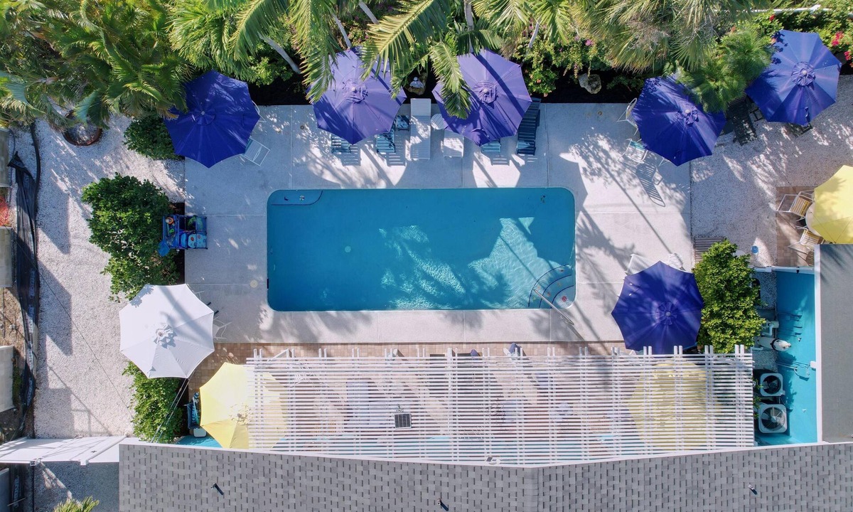Holmes Beach Cottage | Charming Ground Level Resort Style 3 units Condo of a TRIPLEX- unit A