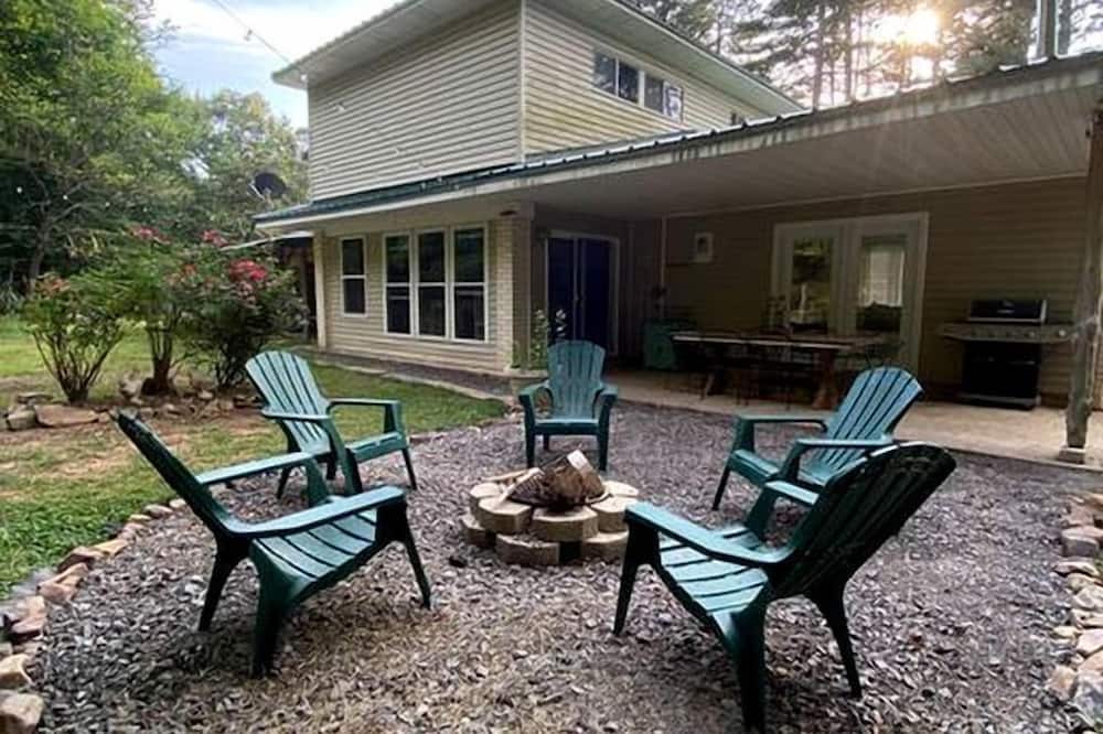 Boles Cottage | Charming Group Cottage with Amazing Equipped Backyard in Arkansas