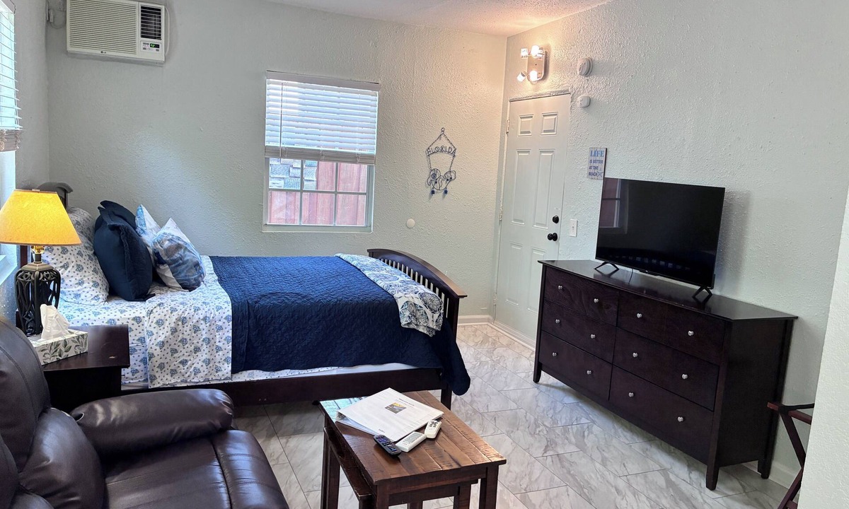 Gulfport Apartment | Charming Gulfport Town Guest Cottage Studio -Walk To Beach -Shops -Restaurants
