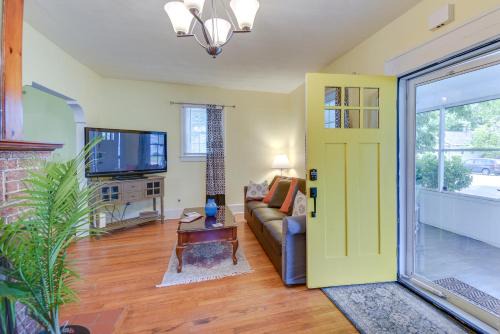 Hampton House | Charming Hampton Home ~ 7 Mi to Buckroe Beach!
