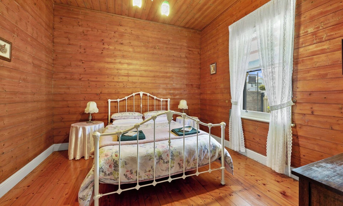 Warrnambool Cottage | Charming Heritage cottage, pet-friendly, walk to beach and coastal attractions