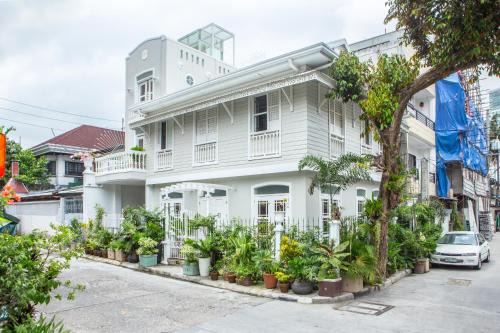 Downtown Bed & Breakfast | Charming Heritage Home for Group Stays - Check Photo Info