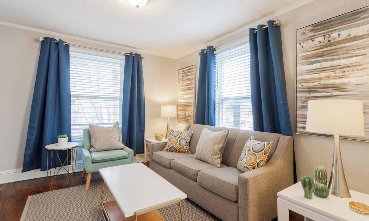 West Plaza House | Charming Hideaway Near Food and Fun 15