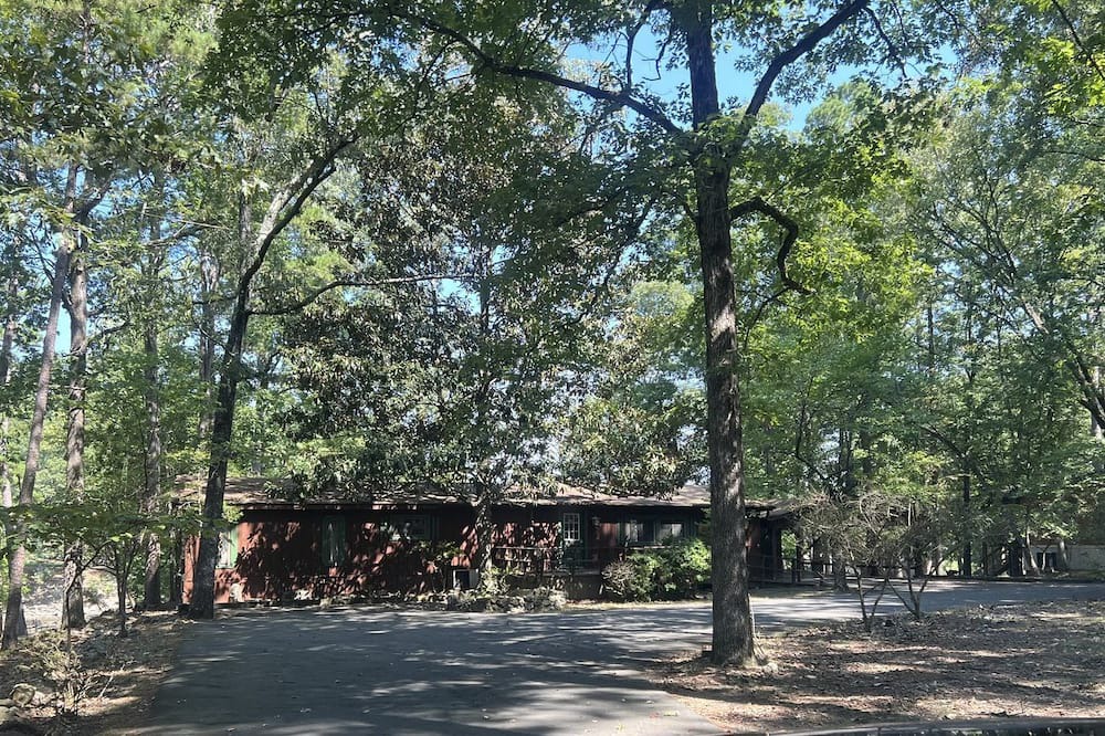 Mount Ida Cabin | Charming Historic Cabin for Group Getaway with Hot Tub and Resort Amenities on Lake Ouachita, Arkansas