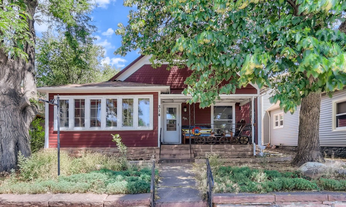Lyons House | Charming historic cottage on Main Street Lyons, CO