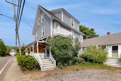 Boothbay Harbor House | Charming, historic cottage with modern upgrades - stroll to dining & attractions