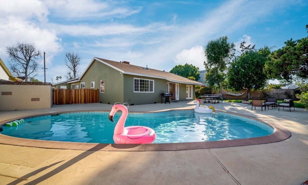 Van Nuys House | Charming Hollywood Oasis