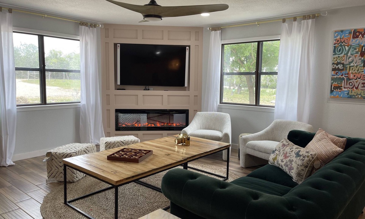 Fredericksburg House | Charming home on 3 acres, 10 min from Main St. Fredericksburg.