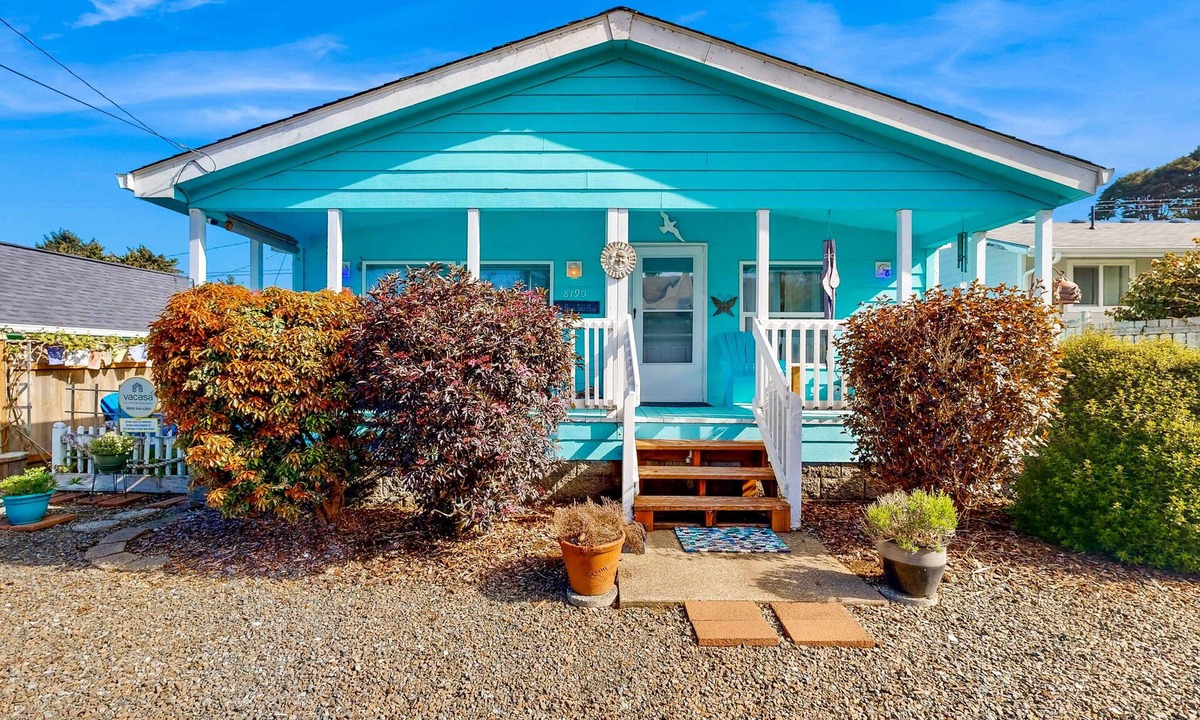 Rockaway Beach House | Charming home two blocks from the beach private hot tub and washer dryer