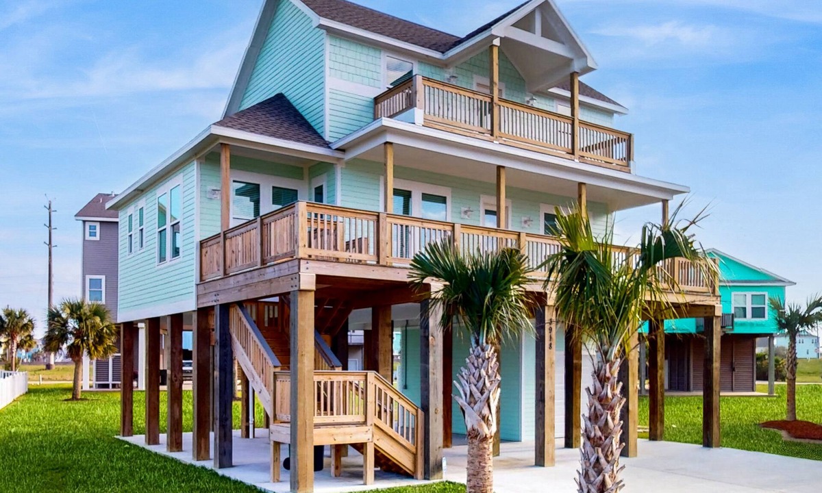 Pointe San Luis House | Charming home w/shared pool, nearby beach, & covered patio with bay views