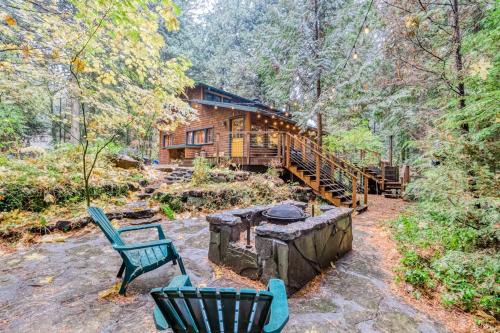 Marmot House | Charming Home with Free WiFi washer&dryer Wood Fireplace and Furnished Deck