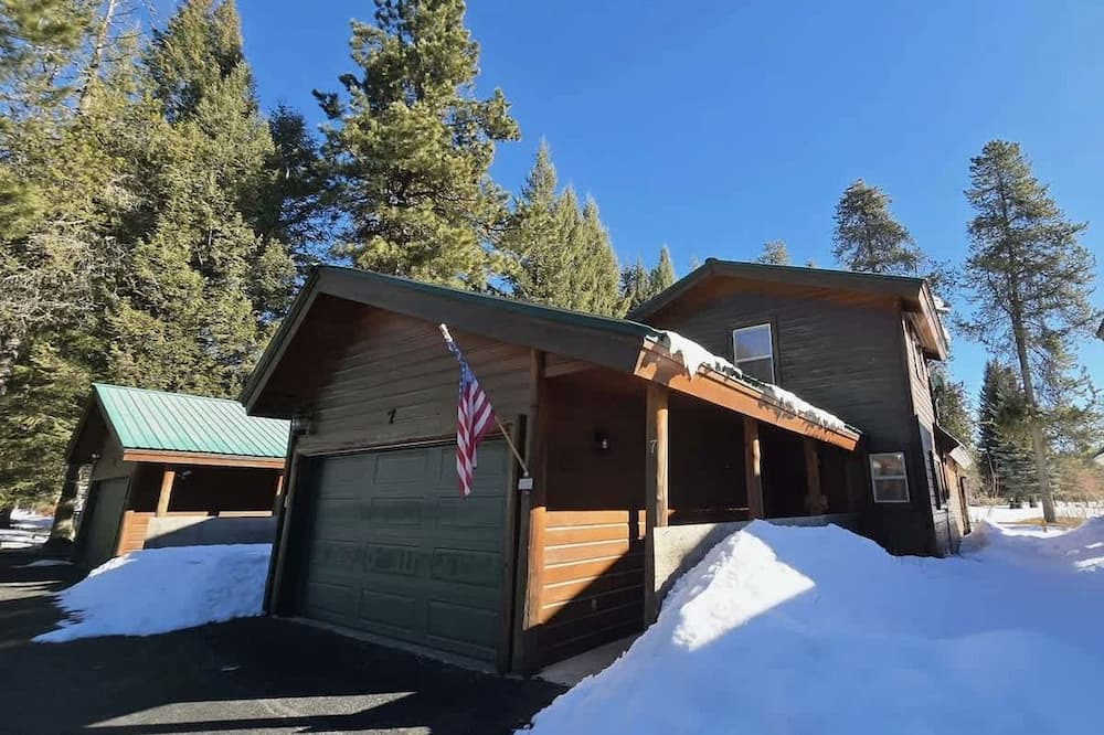 McCall House | Charming Home with Golf Course Views & Relaxing Vibes in McCall, Idaho