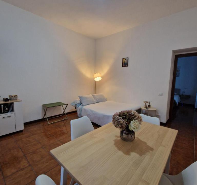 Como House | Charming Home with Private Patio near Swiss Border and Transport - Daisy, Loggiadeifiori
