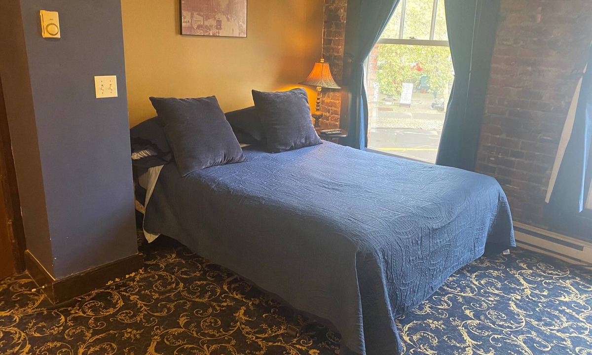 Pioneer Square Hotel | Charming hotel suite in delightful Seattle with Wi-Fi.