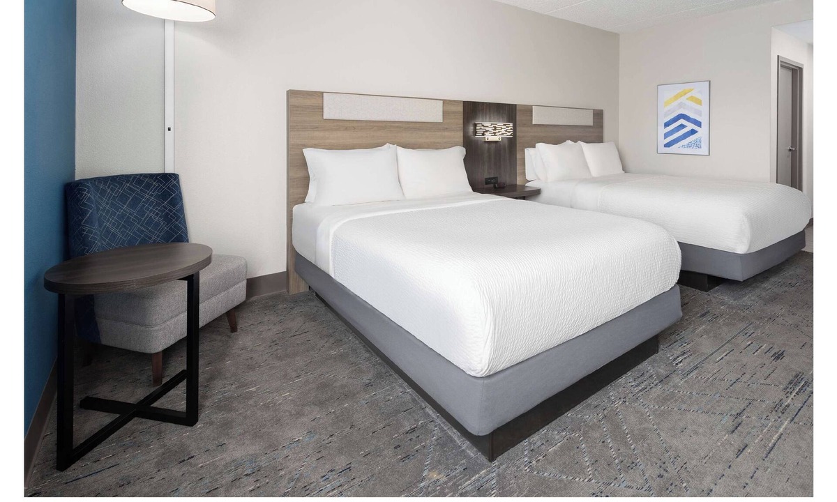 Harrisburg Hotel | Charming hotel with 2 Queen Beds in delightful Harrisburg with AC, fitness room