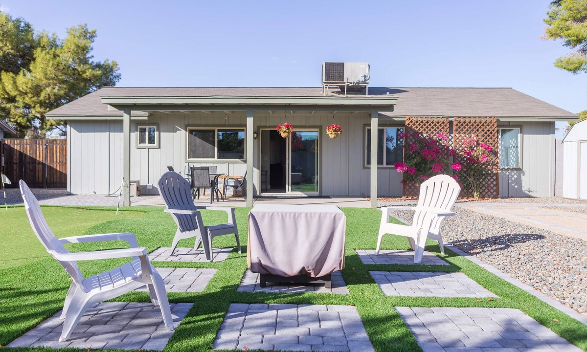 Pepper Ridge House | Charming House, Golf Green, Cornhole, Near Freeway