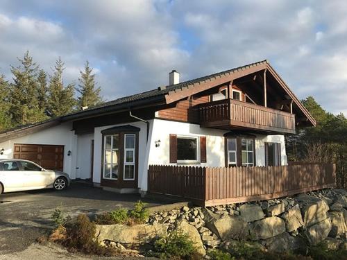 Selbjorn Villa | Charming House in Austevoll with Sea View