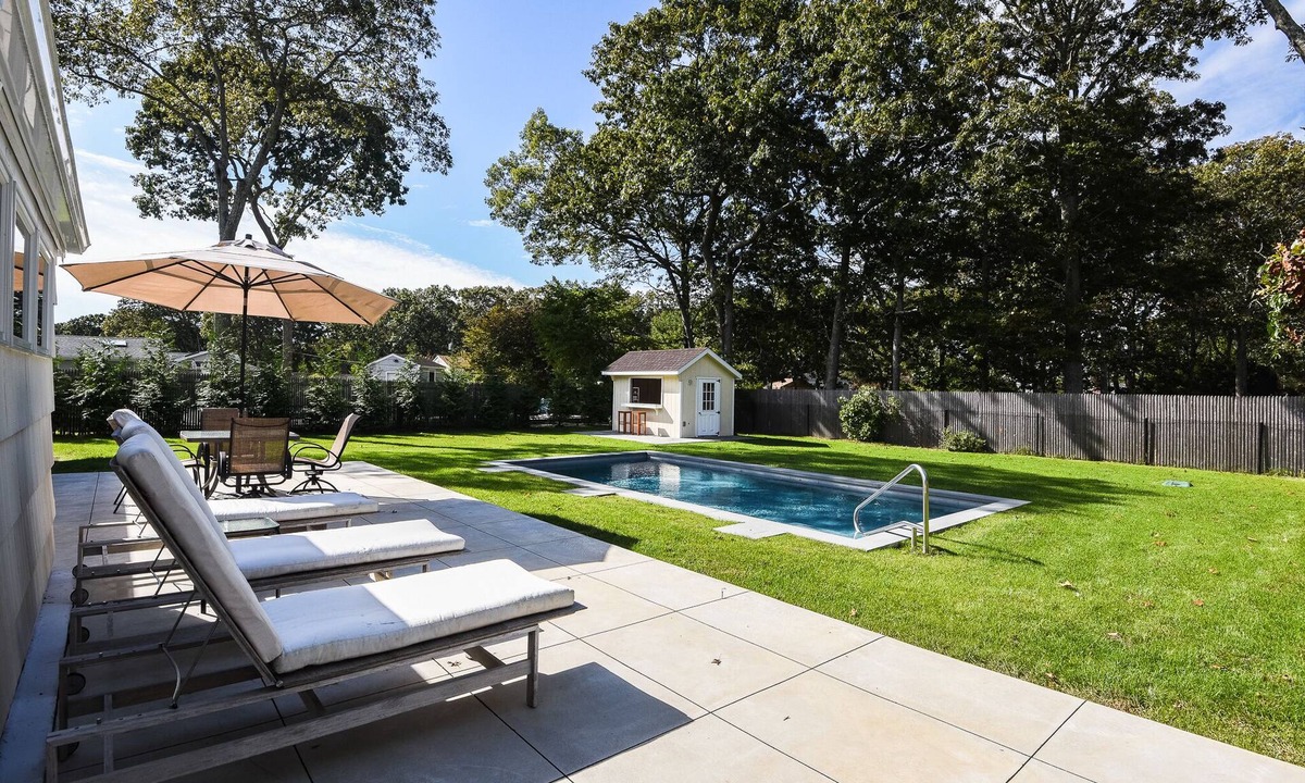 Hampton Bays House | Charming House with Pool