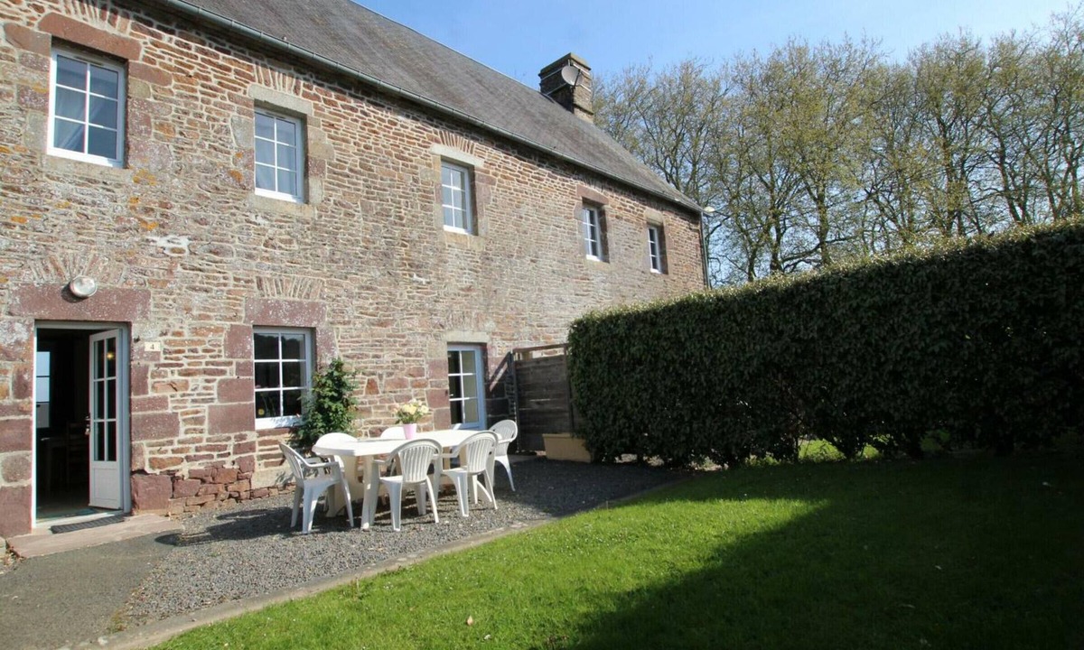 Ver Cottage | Charming house with fireplace and pets allowed in Ver