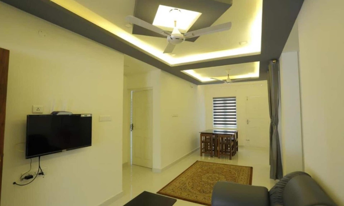 Alwaye Apartment | Charming KING Bed Suite 2Min To Rajagiri Hospital