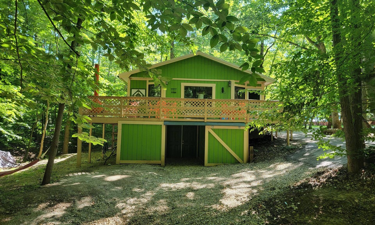 Bellmore Cabin | Charming lake cabin located next to Racoon State Park.