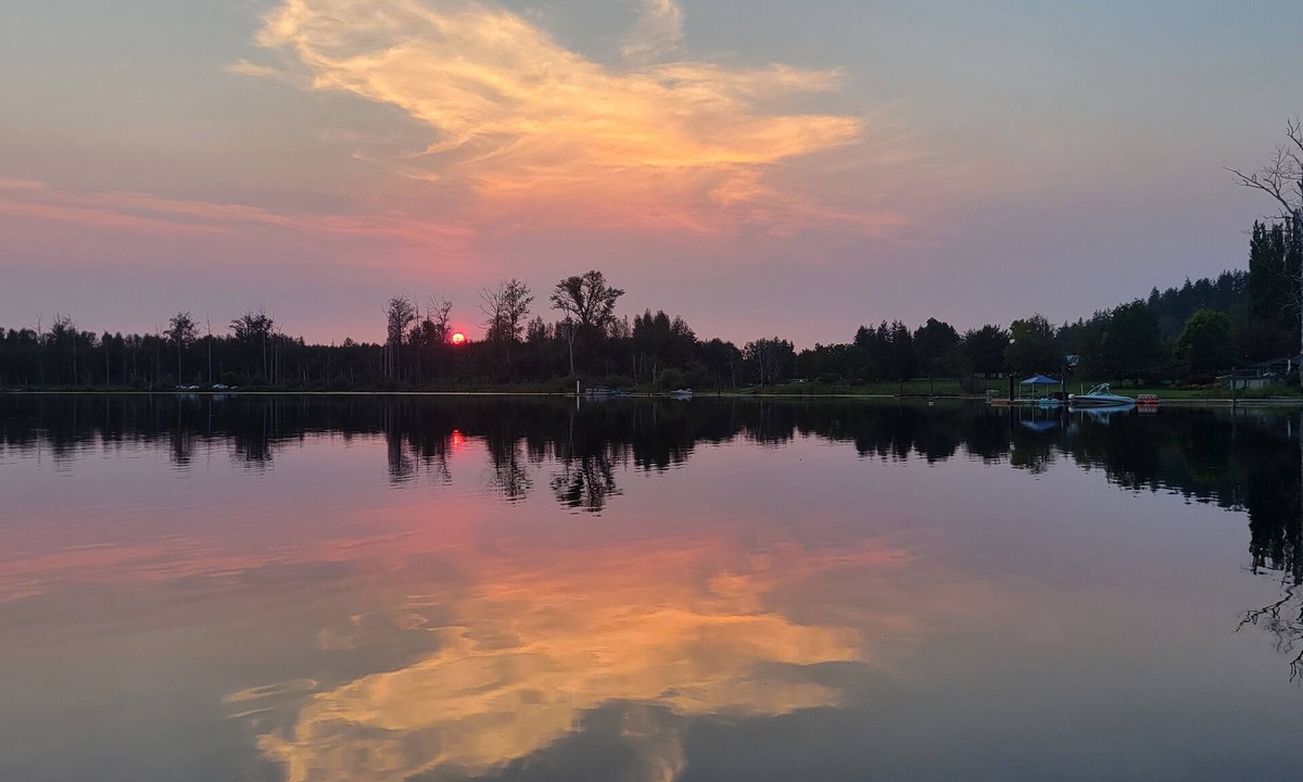 Clear Lake Cottage | Charming Lake Cottage+Private Dock+AC—Bring your paddles floats & fishing rods!