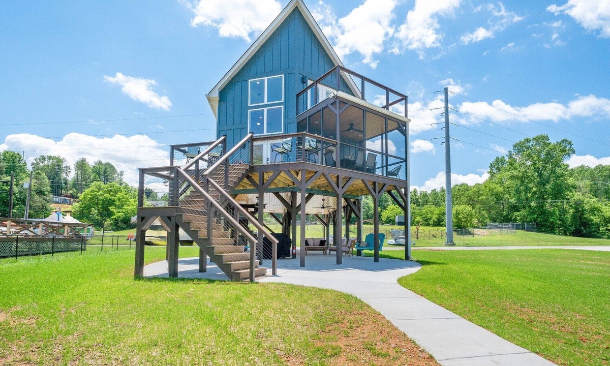 Rhodhiss Cottage | Charming Lake Hickory cottages with docks, decks, and serene river views, perfect for family getaways.