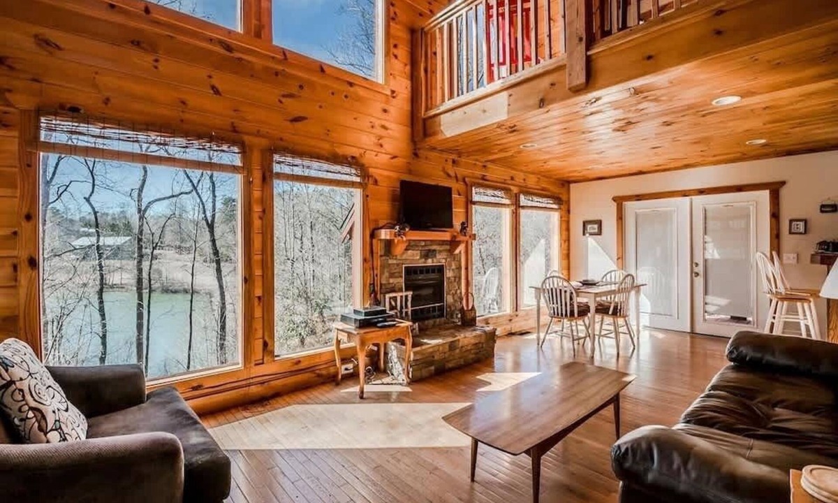 Cleveland House | CHARMING LAKE VIEW CABIN |HOT TUB | GAME ROOM |
