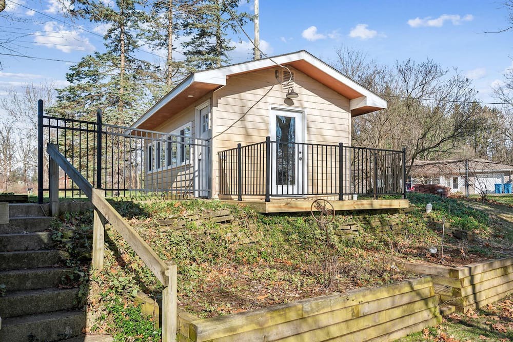 Kalamazoo Cabin | Charming Lakefront Cabin Amazing to Reconnect with Nature in Kalamazoo, Michigan