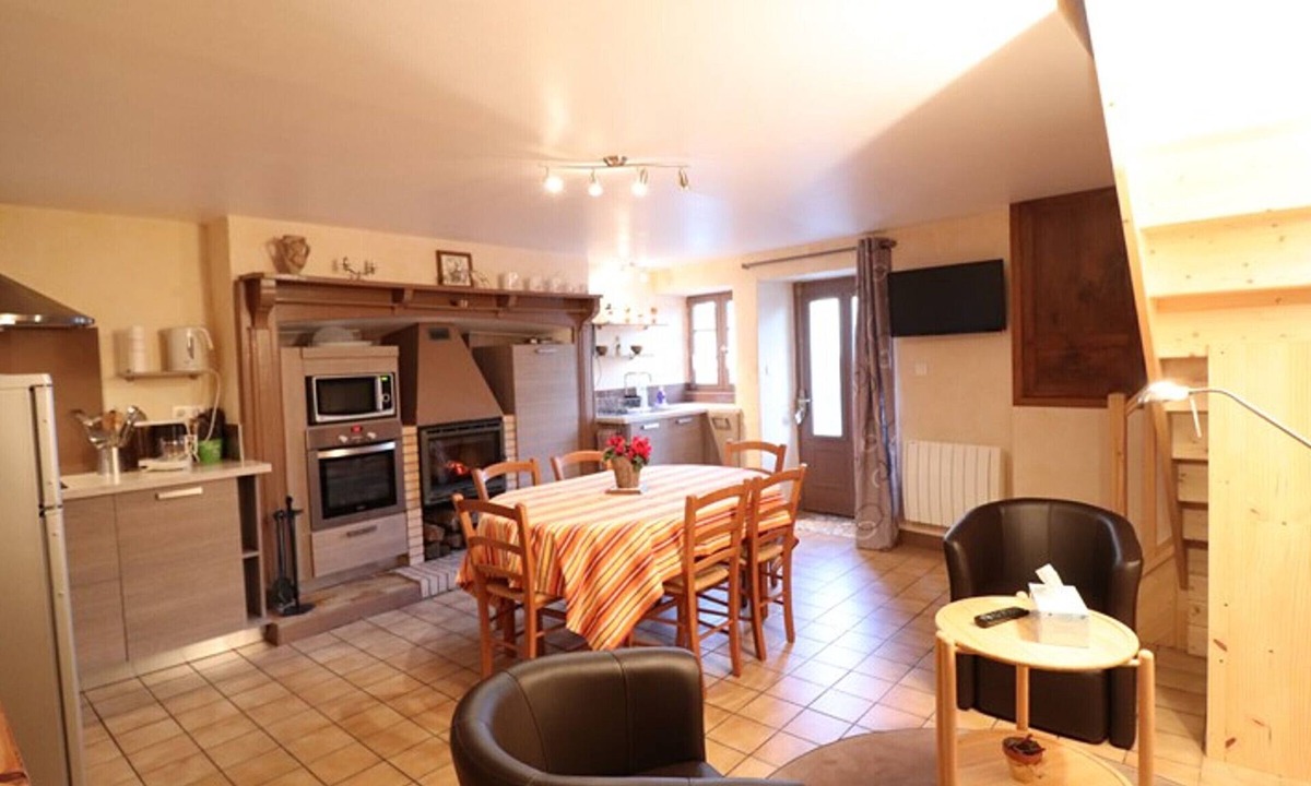 Arnac Cottage | Charming Lakeside House in Arnac - 3BR, 6 Guests, Enclosed Yard, BBQ, Near Activities