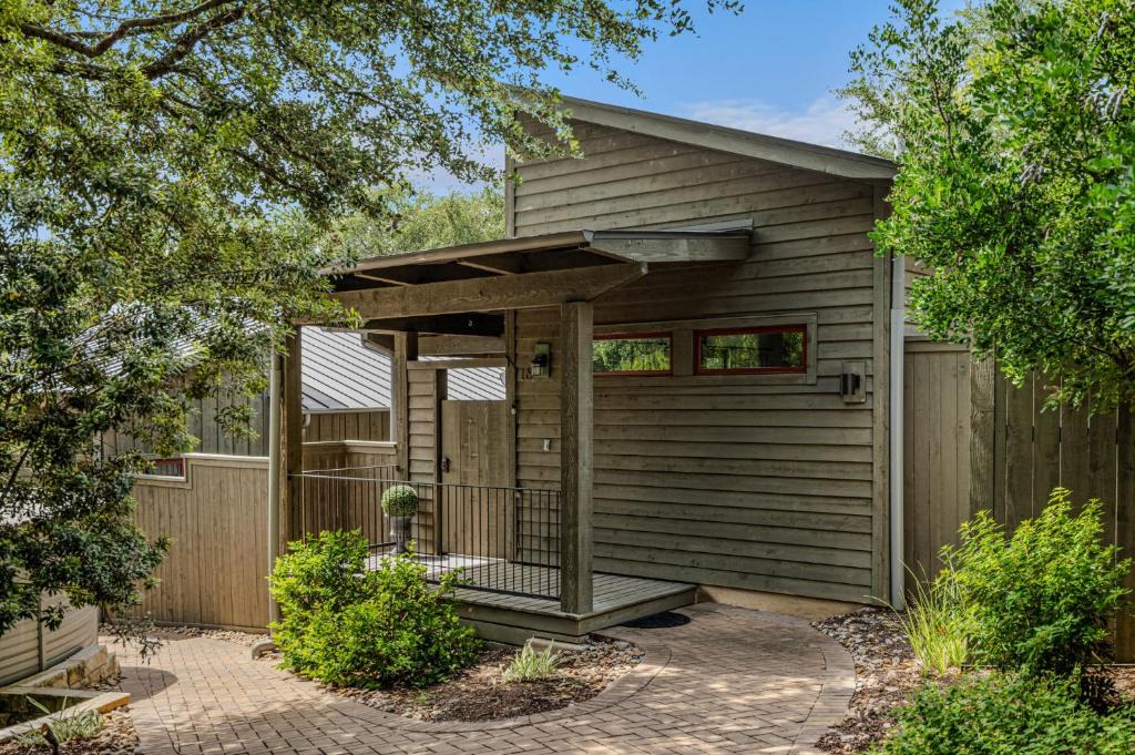 Spicewood House | Charming Lakeside Cabin - BBQ Grill - Pickleball