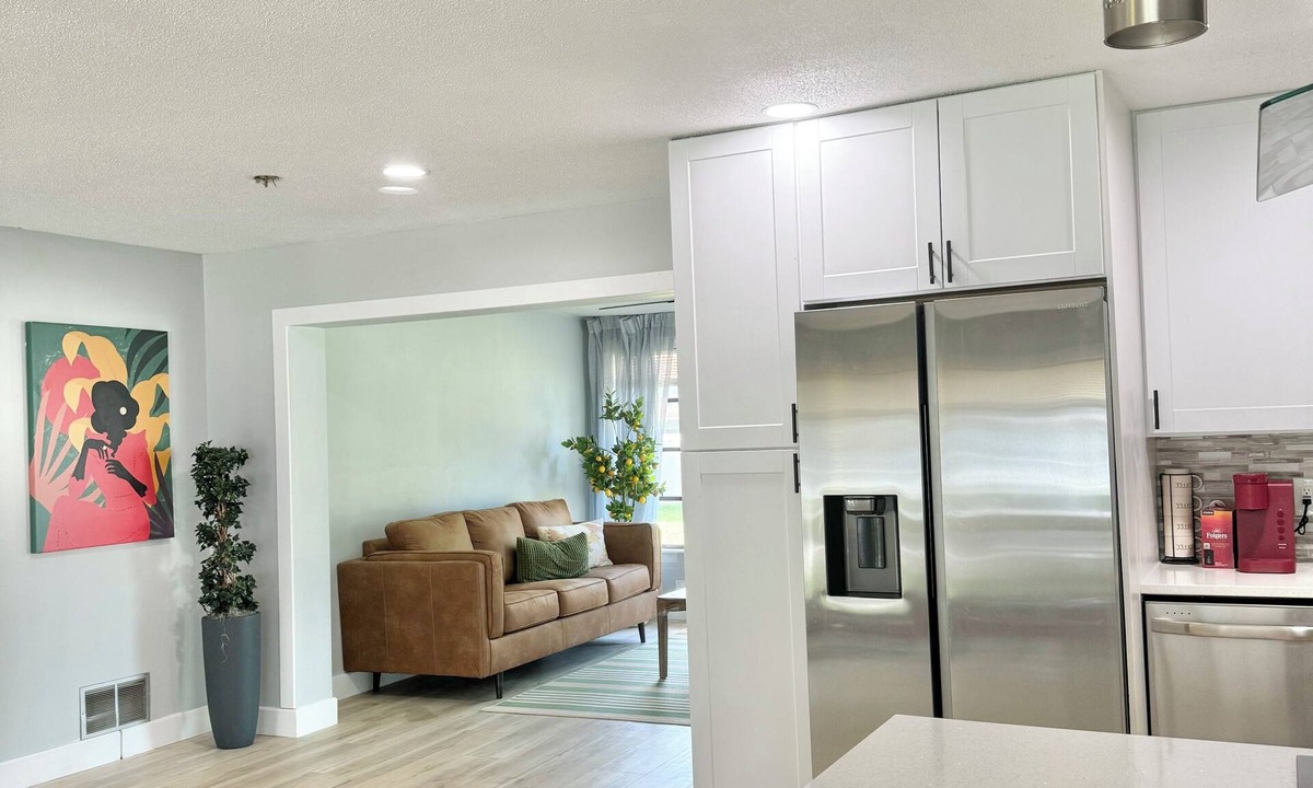 Palm Harbor House | Charming large 2-bedroom house 15 min to beach