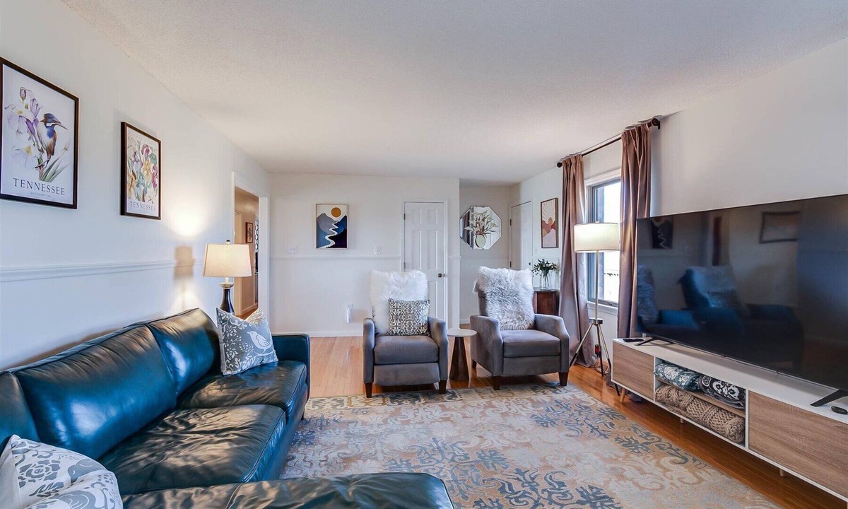 Johnson City House | Charming level 3-BR,2Ba house in Johnson City with WiFi, AC, views, pet friendly