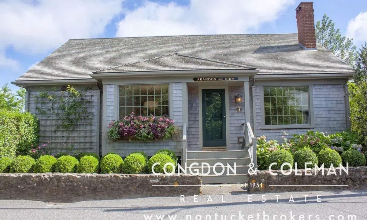 Nantucket Town Cottage | Charming light-filled 1920's cottage in great location