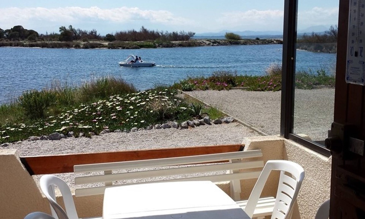 Port Leucate Villa | Charming Lodge for 4, Aircon, Parking, Lake View