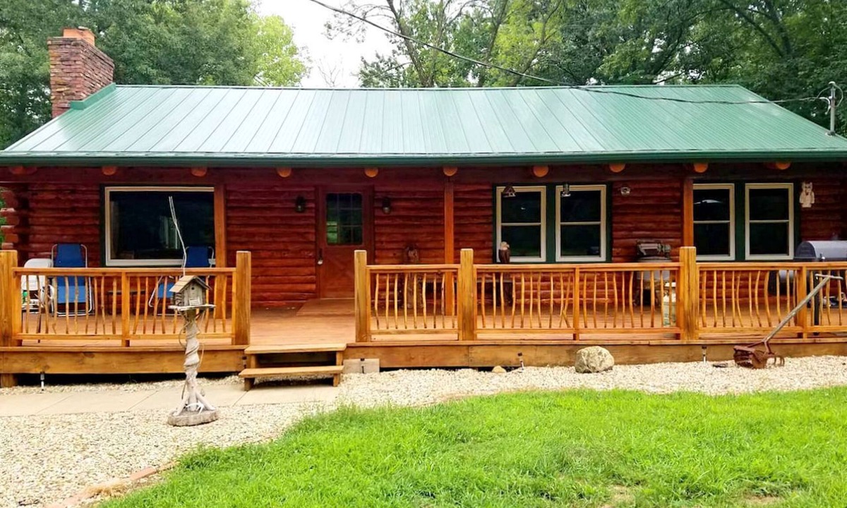 Oakley Cabin | Charming Log Cabin Getaway with Private Hot Tub near Decatur, Illinois