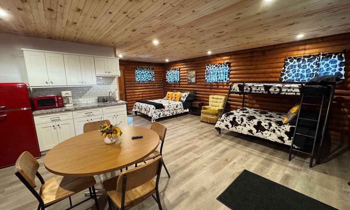Kimbolton Cabin | Charming log cabin on a quiet back road to get away from it all and enjoy nature