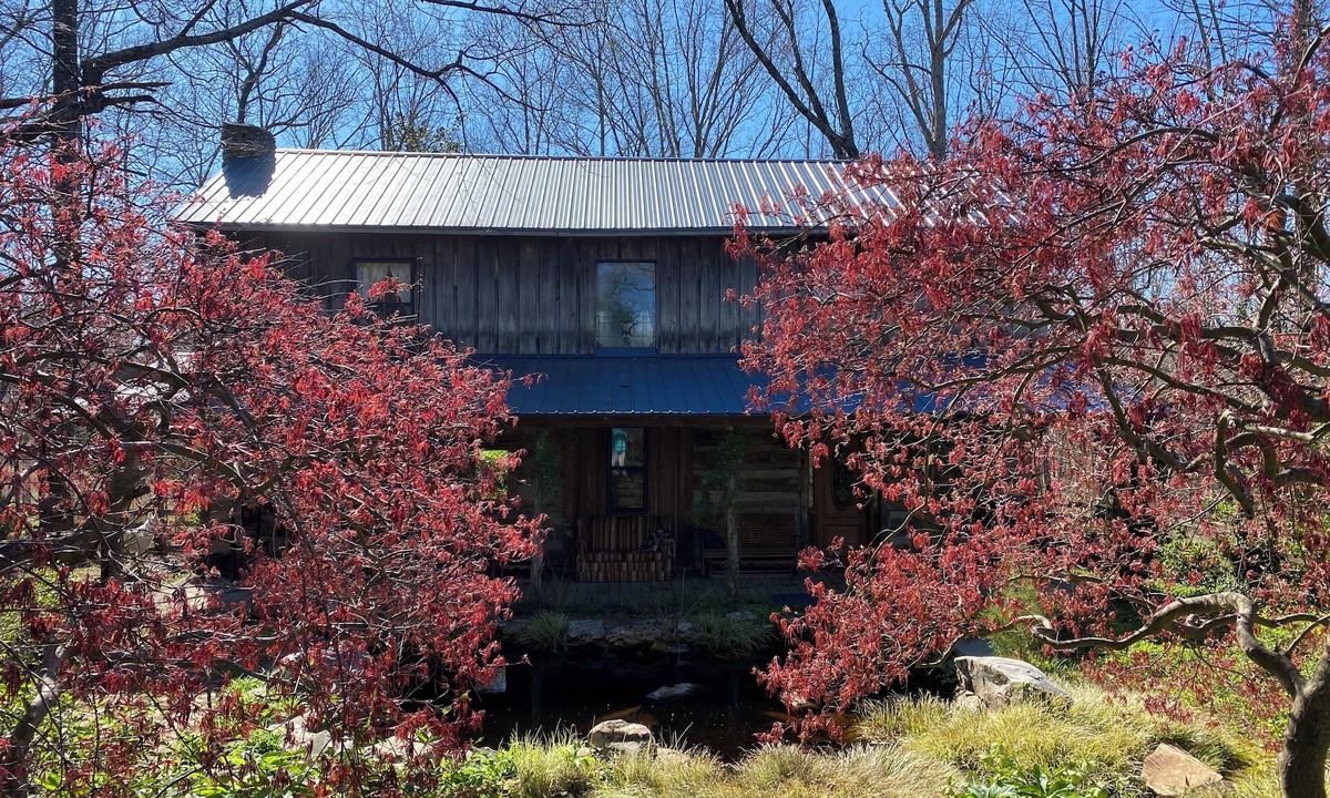 Como Cabin | Charming Log Cabin Retreat with Flower Garden