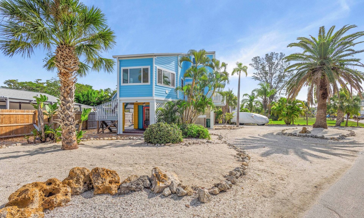 Longbeach Village House | Charming Longboat Village Hideaway–2BR in a Quiet Coastal Neighborhood by RVA
