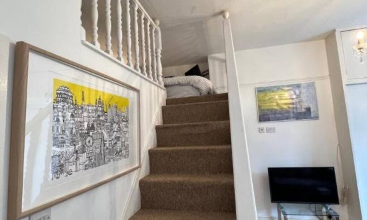 East Putney Apartment | Charming Maisonette Studio Flat in the Heart of Putney