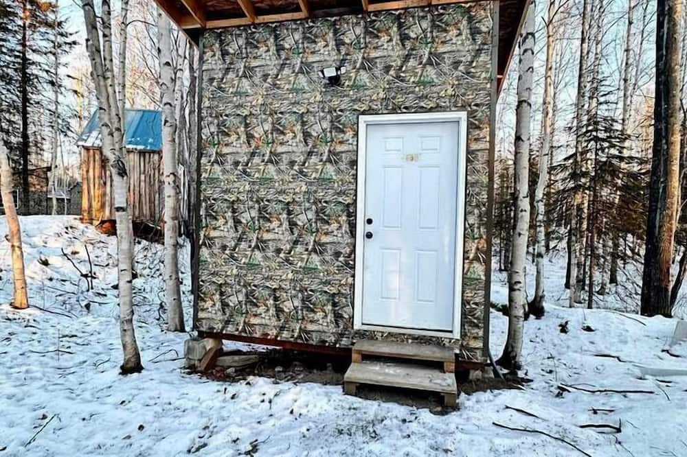 Houston House | Charming Micro Cabin Stay with Dedicated Play Area and Quick Access to River in Houston, Alaska