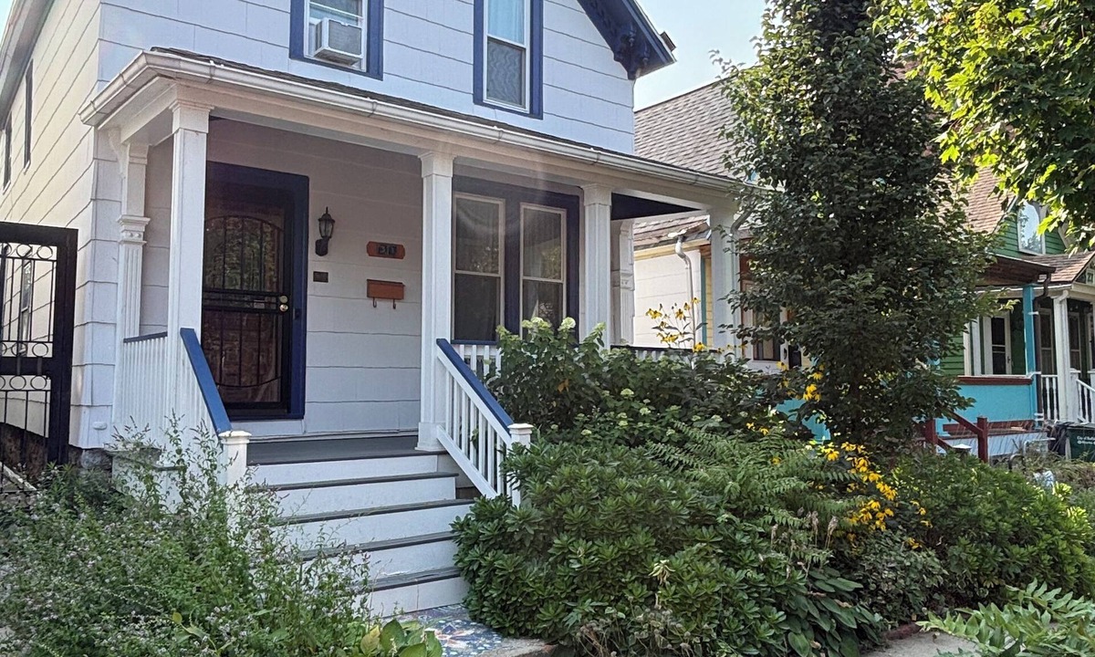 Allentown House | Charming Mid Century Modern 4BR House in Allentown, Buffalo, Stylish decor. I