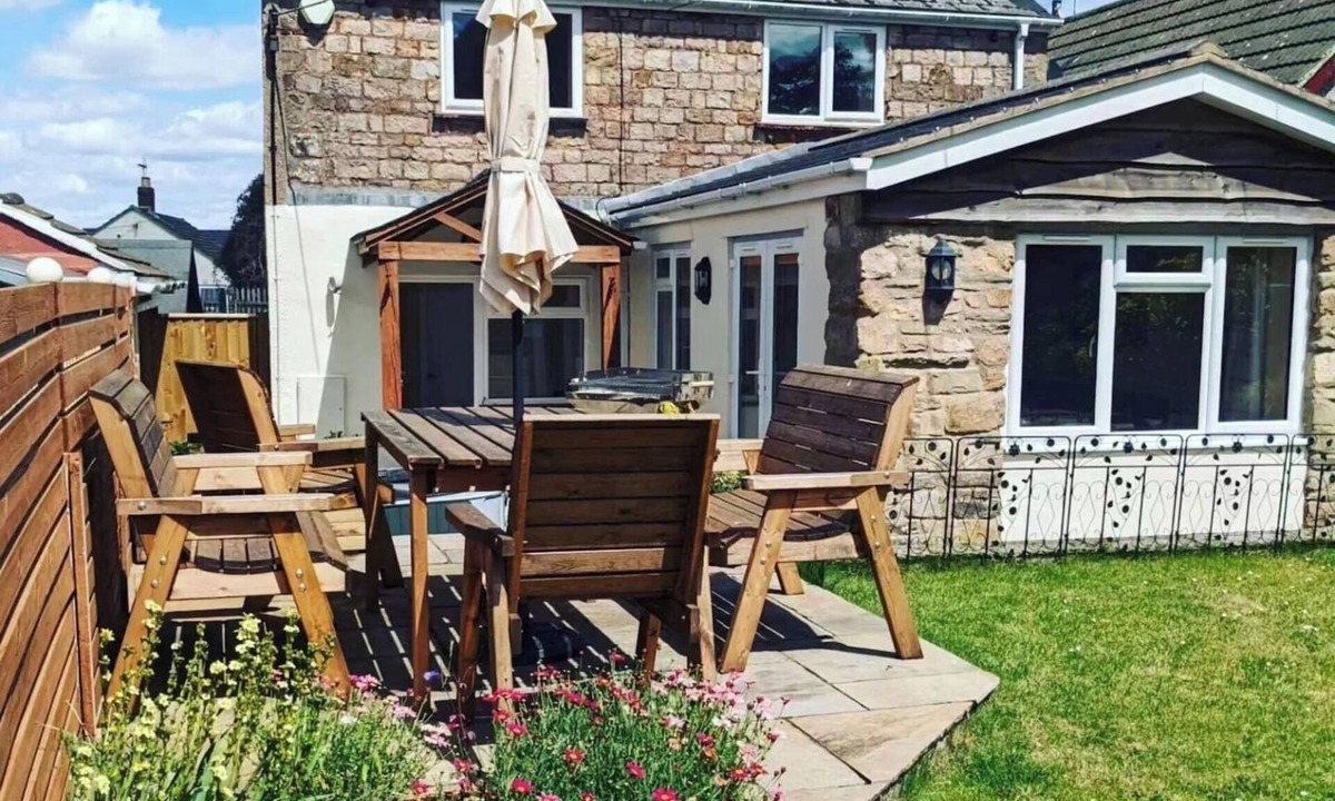 Cinderford Cottage | Charming Miners' Cottage | Dog Friendly w/Hot Tub