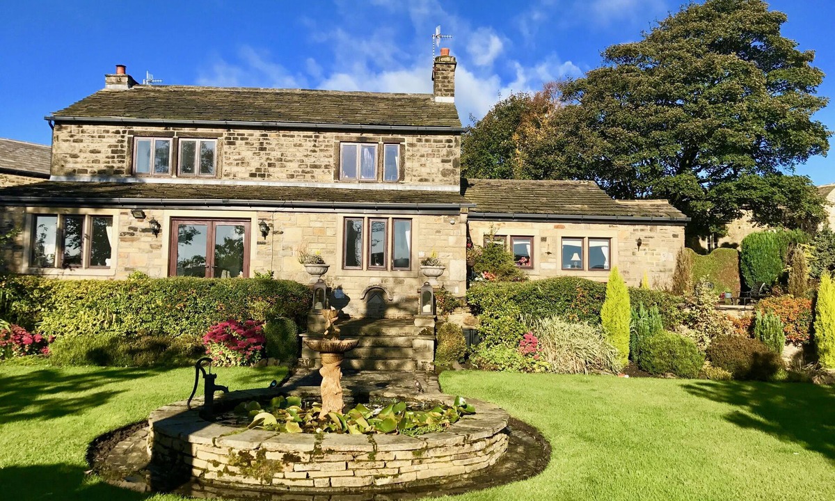 Keighley House | Charming Modernized 16Th Century Farm House with stunning garden & views