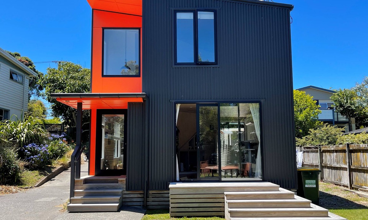 Paraparaumu House | Charming, modern beach-side property, 100steps from the beach in Raumati Beach