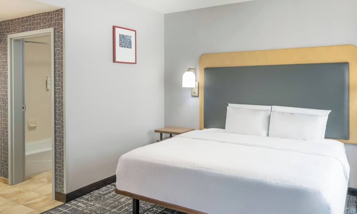 Canonsburg Hotel | Charming Modern Executive Suite Near Shops, Trails, and Southpointe Activities