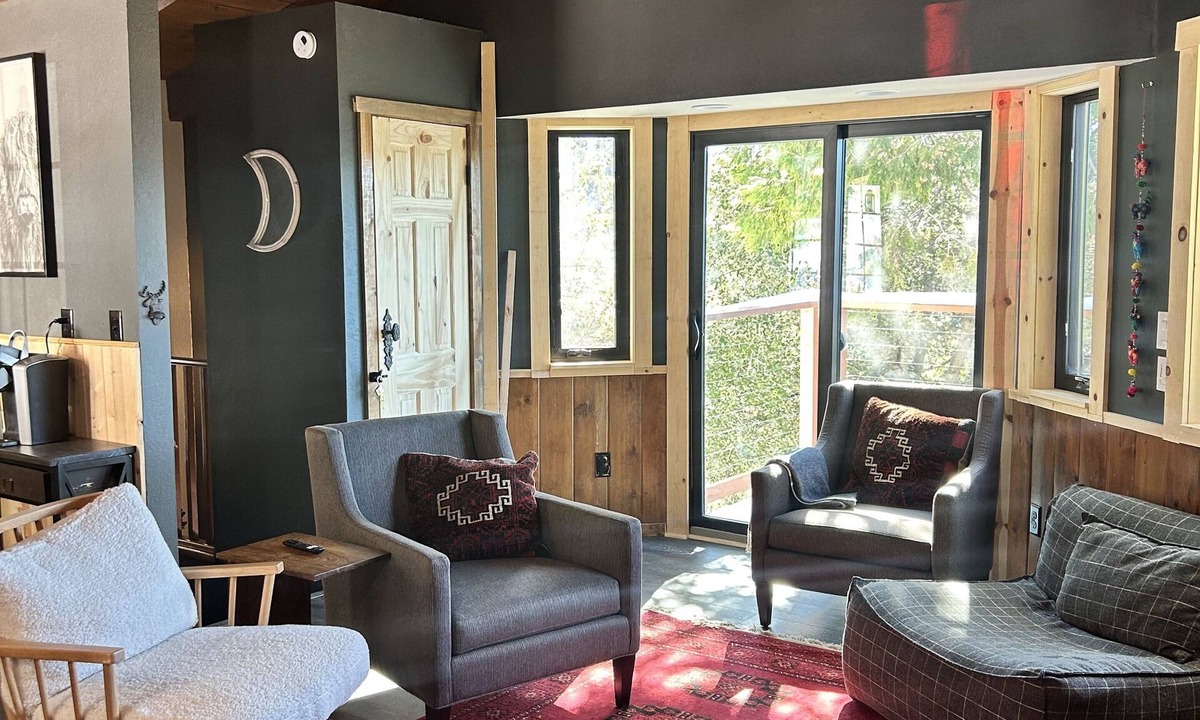 Crestline Cottage | Charming Mountain Cottage. Crestline, CA. Pet-Friendly with Huge Backyard.