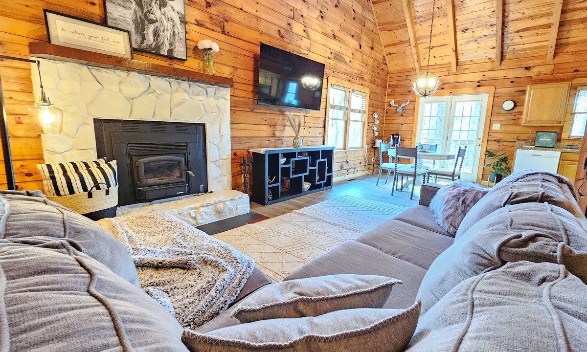 Pine Mountain Cabin | Charming Mountain Ridge View Cozy Cabin near FDR State Park and Callaway Gardens